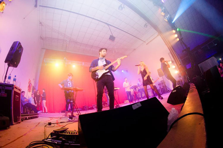 Contratar a Migrantes