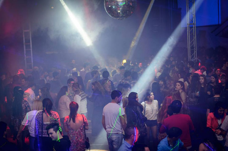 Contratar a Migrantes