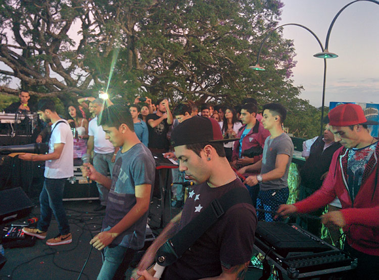 Contratar a Migrantes