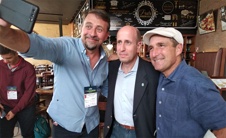 Contratar a Cachito Vigil