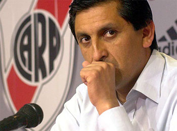 Contratar a Ramon Diaz