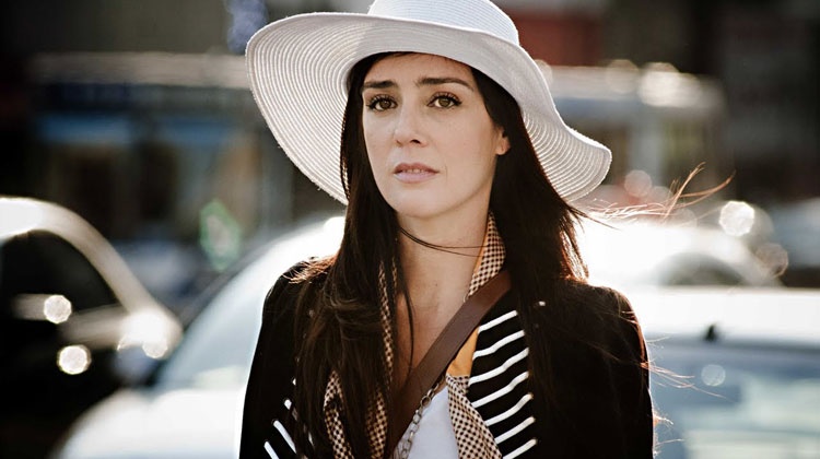 Contratar a Paola Krum